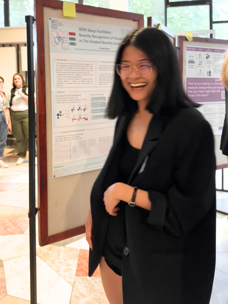 Minyan Huang bei einer wissenschaftlichen Postersession